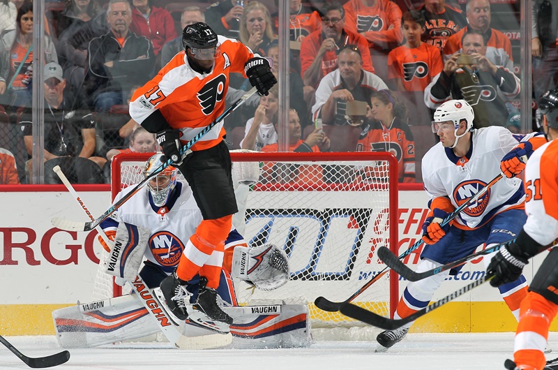 Wayne Simmonds: He deflects the puck in front of the net.