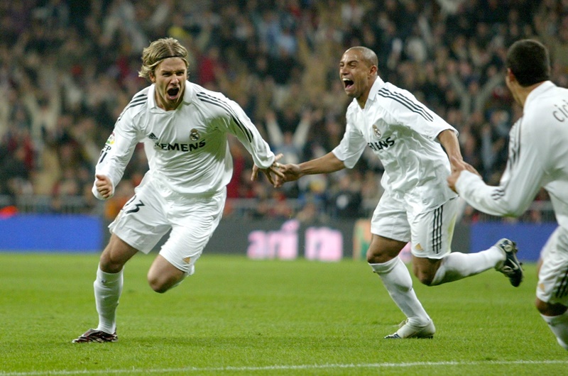 David Beckham et Roberto Carlos festoient après un but.